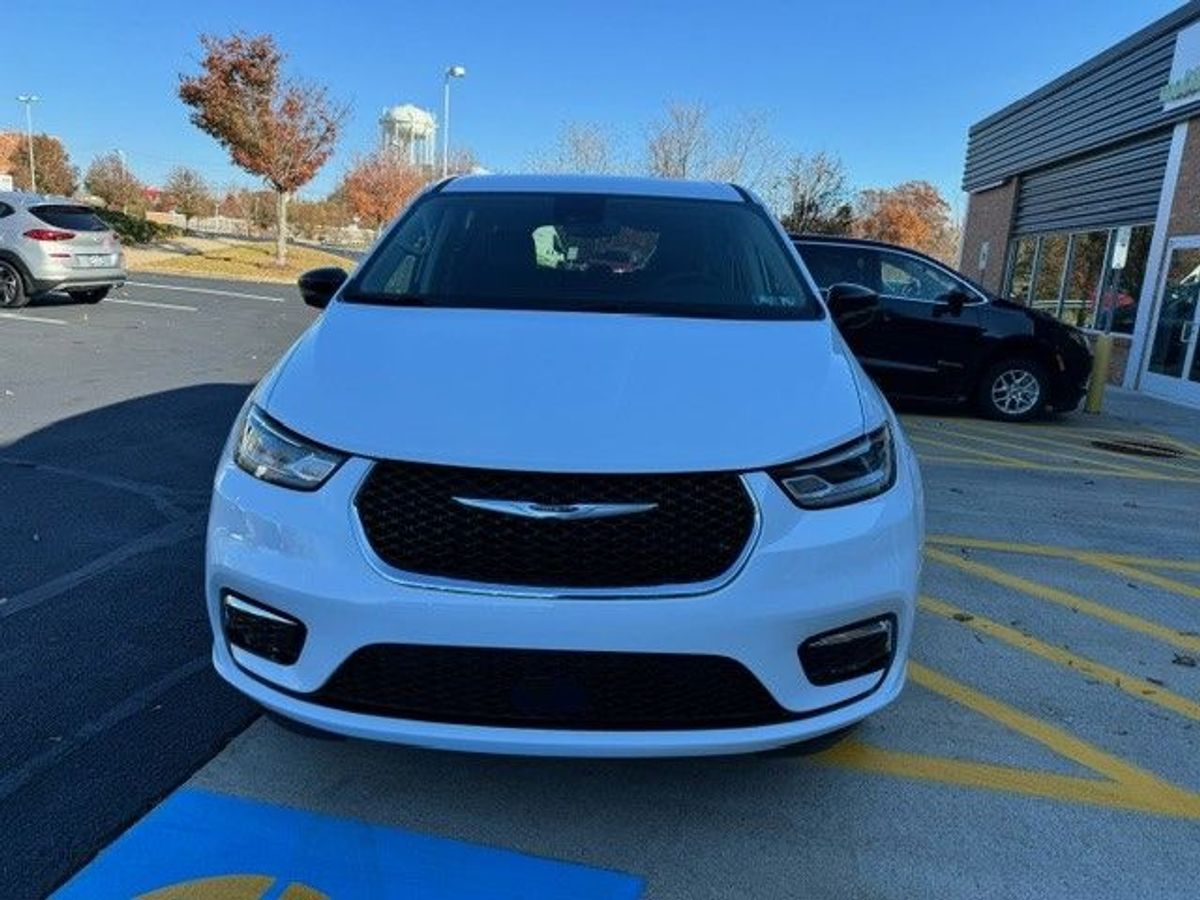 White Chrysler Pacifica image number 1