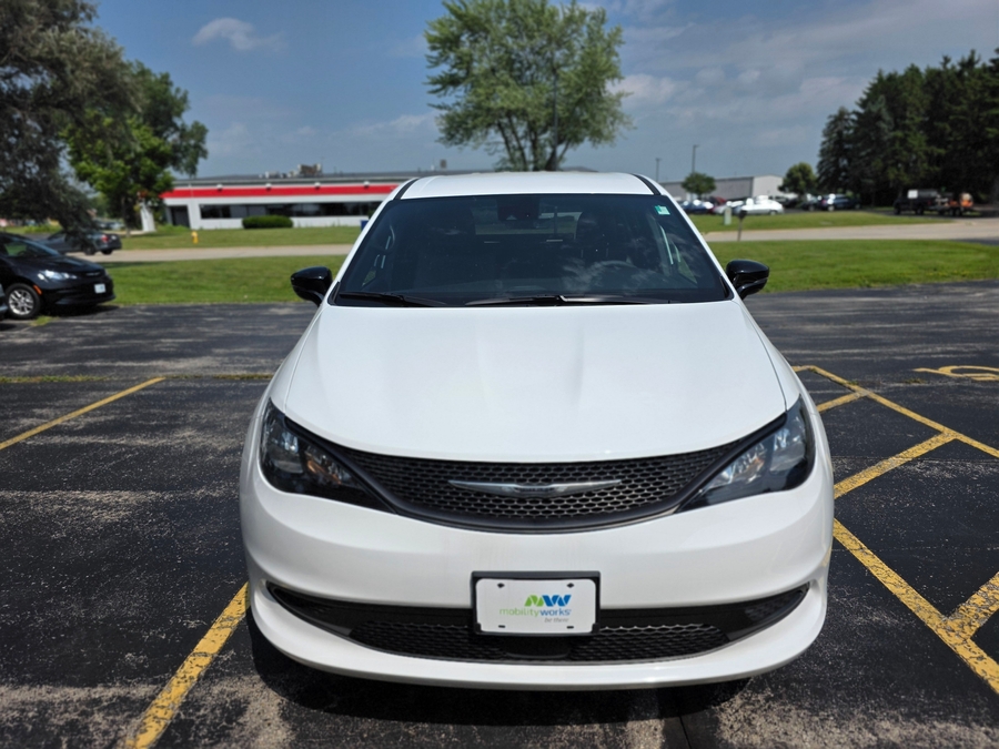 White Chrysler Voyager image number 1