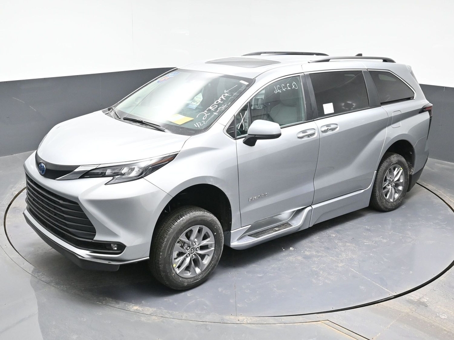 Silver Toyota Sienna image number 23