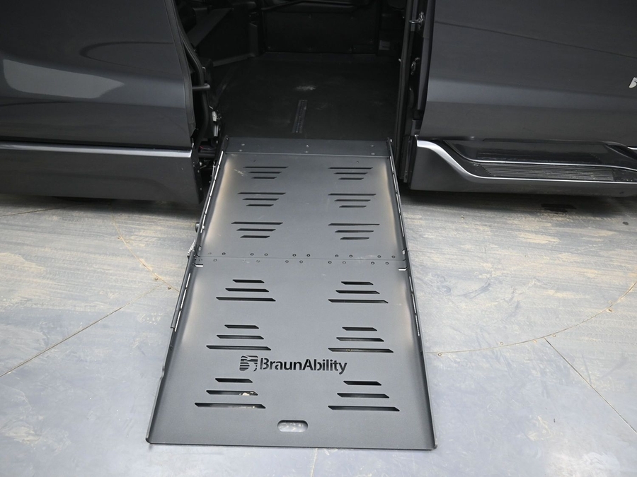 Grey Toyota Sienna image number 10