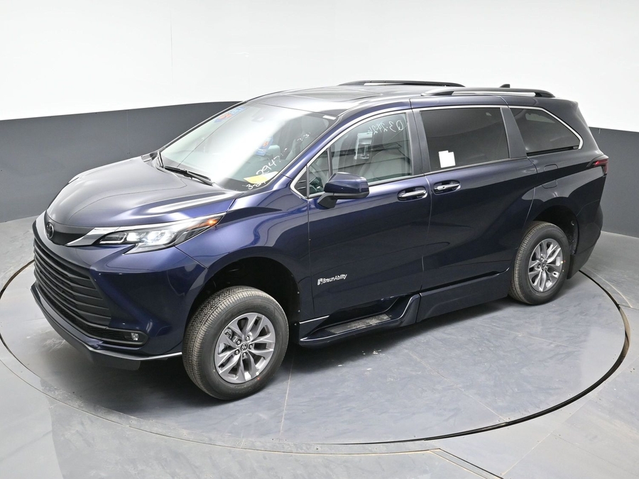 Blue Toyota Sienna image number 23