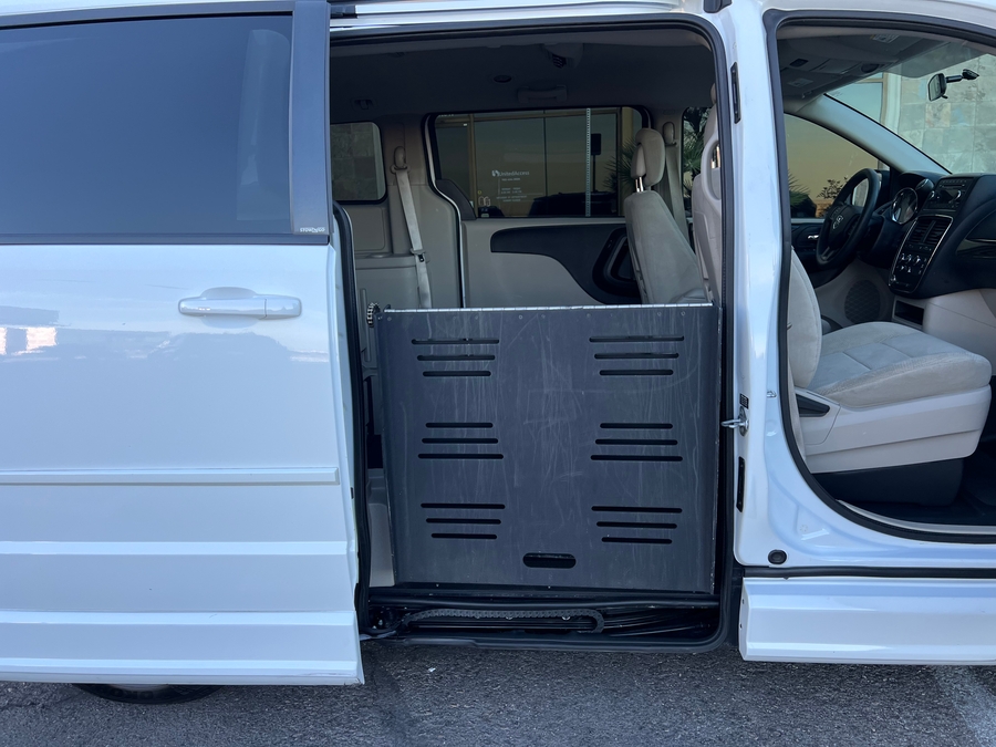 Used 2014 Dodge Grand Caravan SXT - BraunAbility Side Entry Entry Fold Out Automatic Ramp