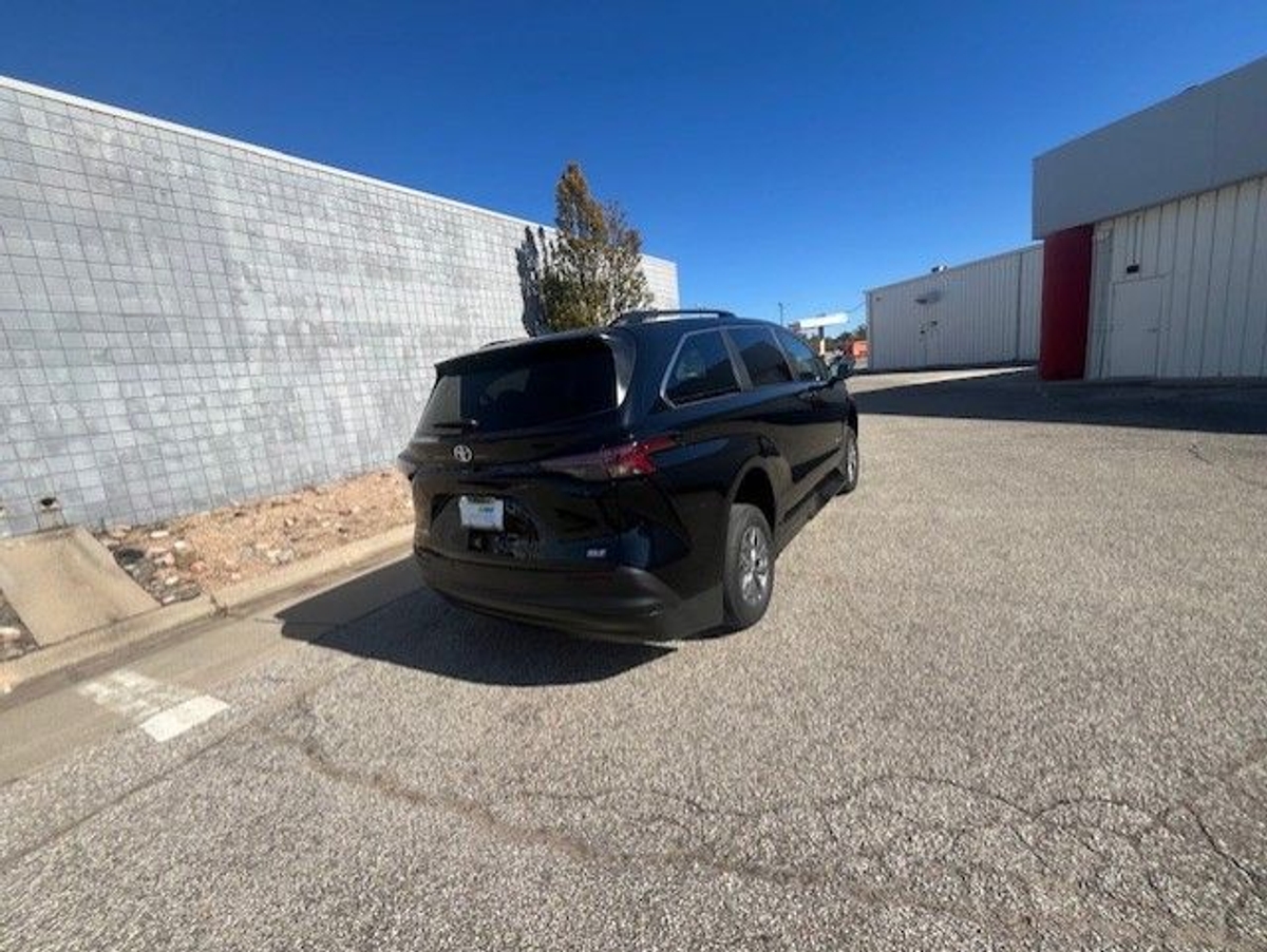 2025 TOYOTA SIENNA - Image 4