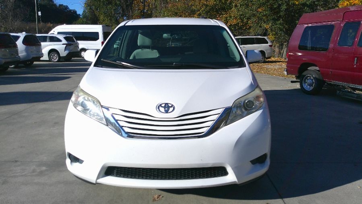 2017 TOYOTA SIENNA - Image 1