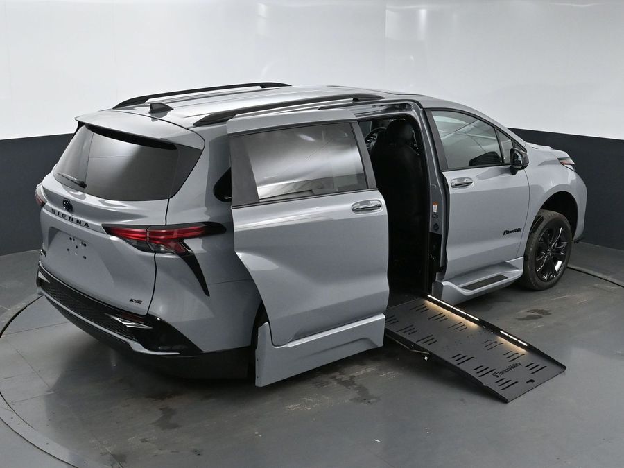 New 2025 Toyota Sienna Hybrid XSE Sport - BraunAbility Side Entry Entry Fold Out Automatic Ramp
