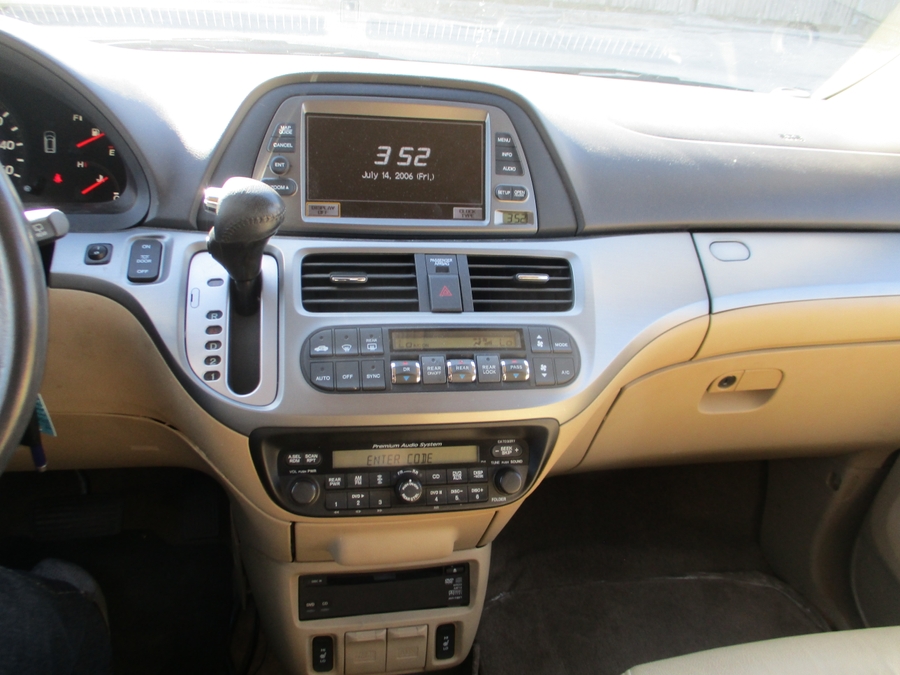 Gold Honda Odyssey image number 13