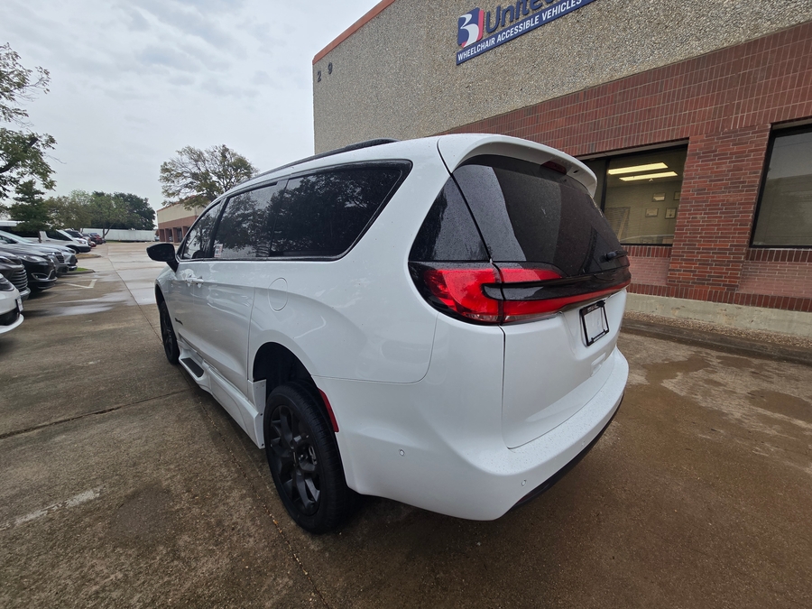Used 2024 Chrysler Pacifica Touring L - BraunAbility Side Entry In Floor Automatic Ramp