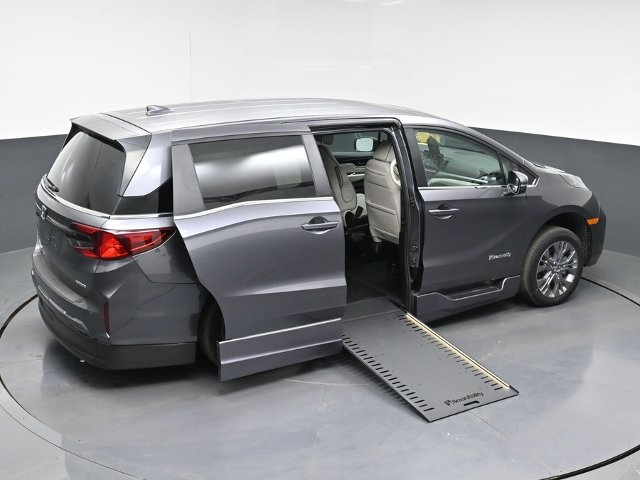 New 2026 Honda Odyssey Touring - BraunAbility Side Entry In Floor Automatic Ramp
