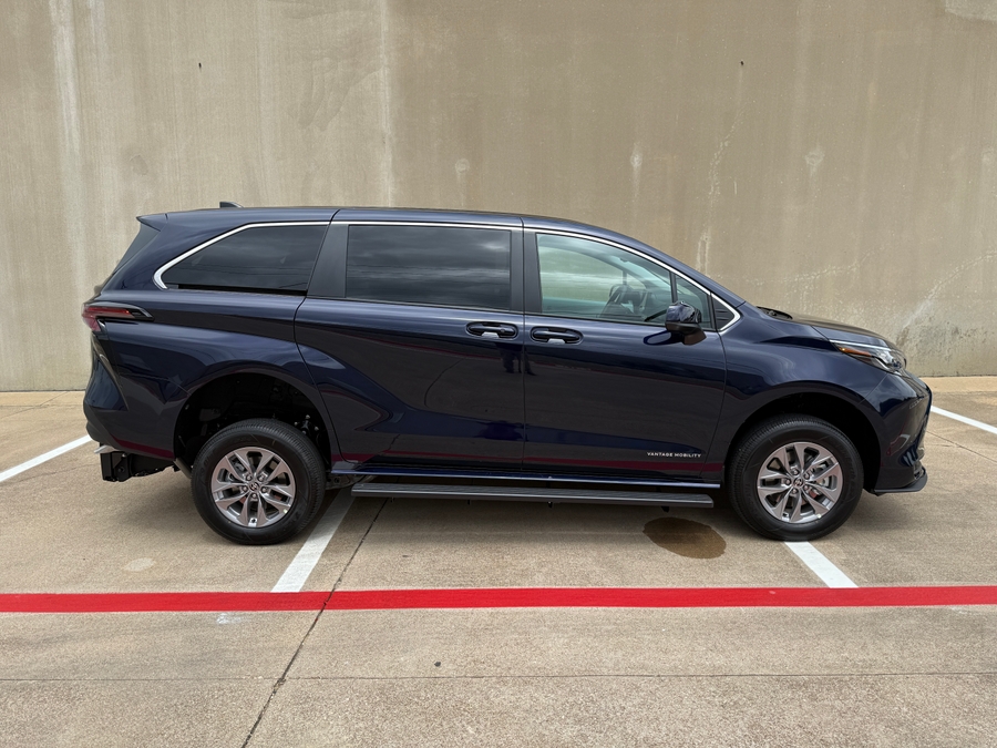 New 2026 Toyota Sienna Hybrid LE - Vantage Mobility Commercial Rear Entry Entry Fold Out Manual Ramp