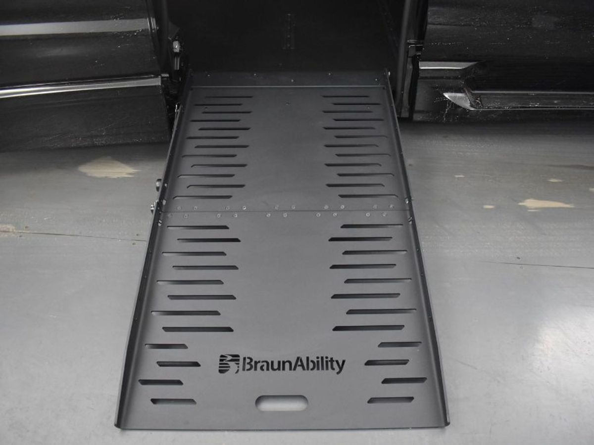 Black Chrysler Pacifica image number 10