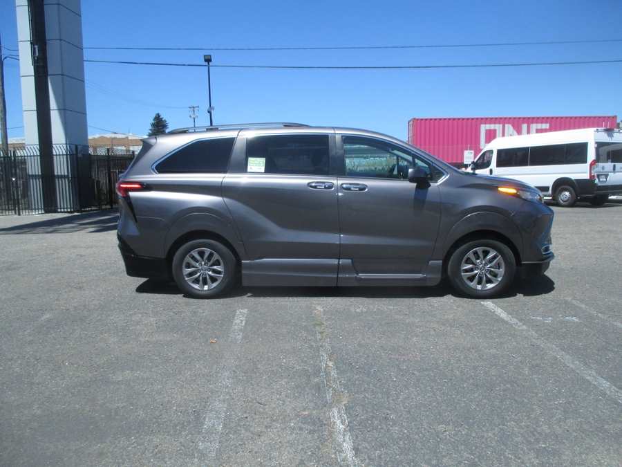 Grey Toyota Sienna image number 8