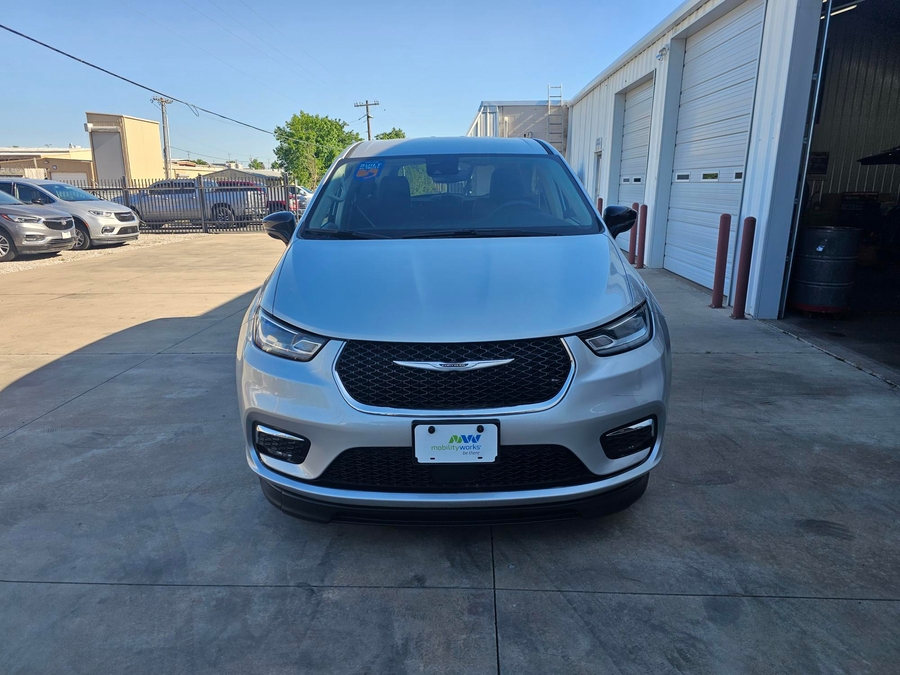 Silver Chrysler Pacifica image number 1