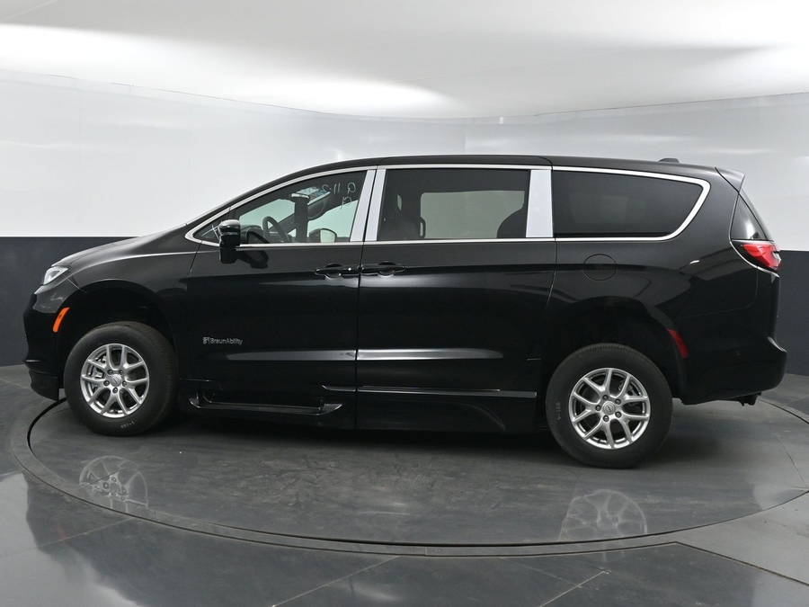 New 2025 Chrysler Pacifica Select Safety - BraunAbility Side Entry Entry In Floor Automatic Ramp