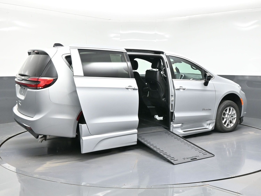 Silver Chrysler Pacifica image number 2