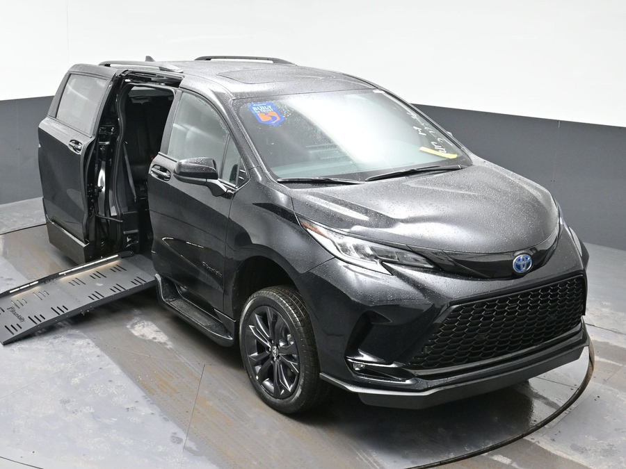 New 2025 Toyota Sienna Hybrid XSE Sport - BraunAbility Side Entry Entry Fold Out Automatic Ramp