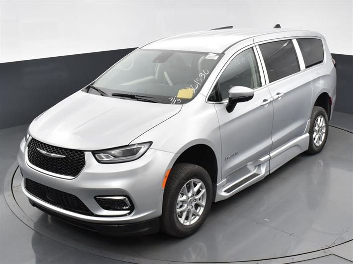 Silver Chrysler Pacifica image number 3