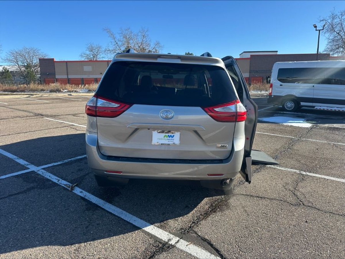 Silver Toyota Sienna image number 5