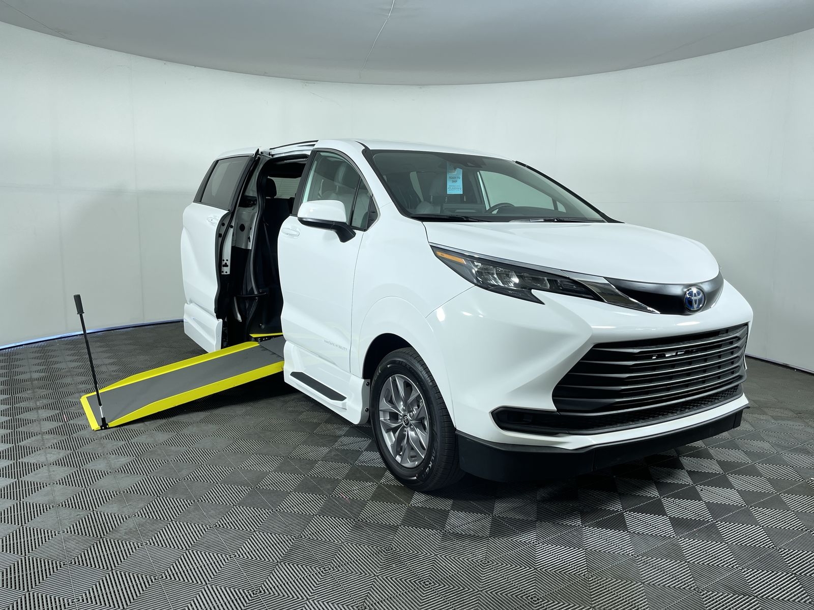 2025 Toyota Sienna AWD LE