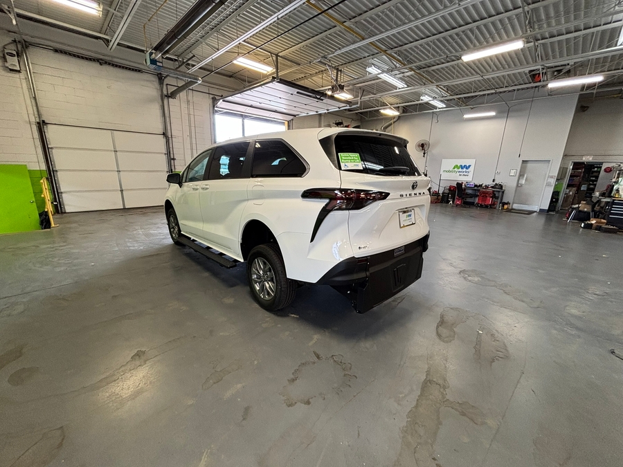 White Toyota Sienna image number 3