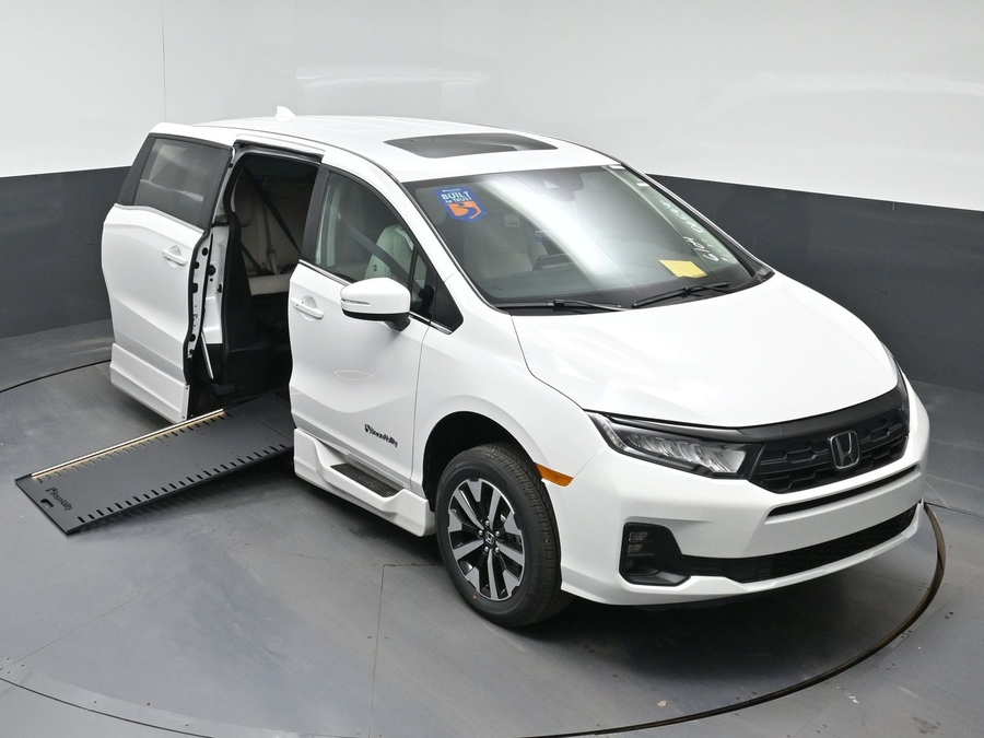 White Honda Odyssey image number 15