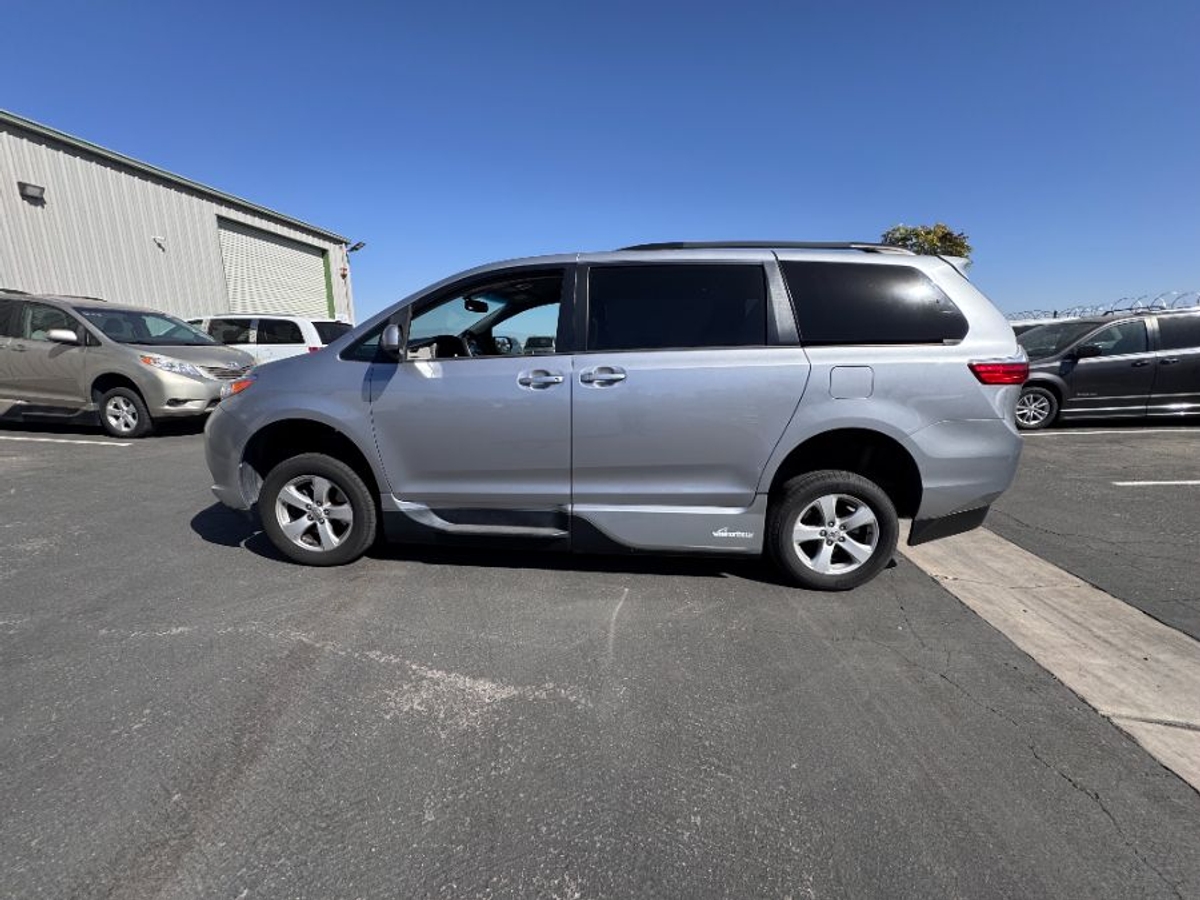 2017 Toyota Sienna LE