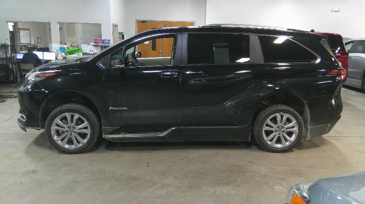 2024 TOYOTA SIENNA - Image 1