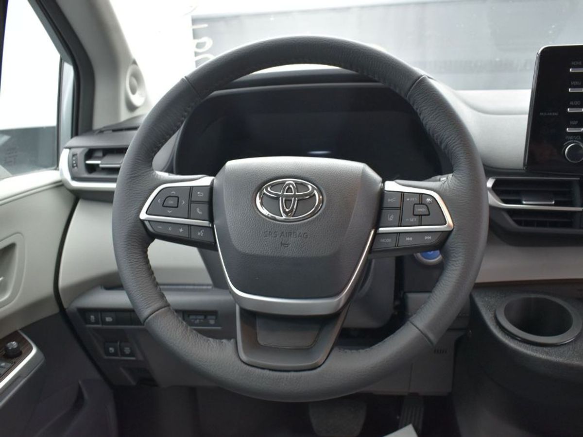 2023 Toyota Sienna XLE - Photo 6