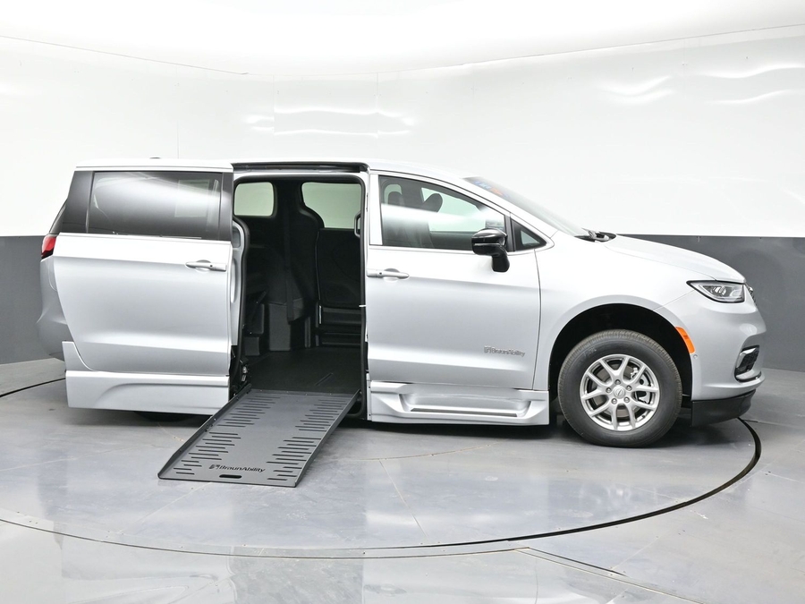 Silver Chrysler Pacifica image number 5
