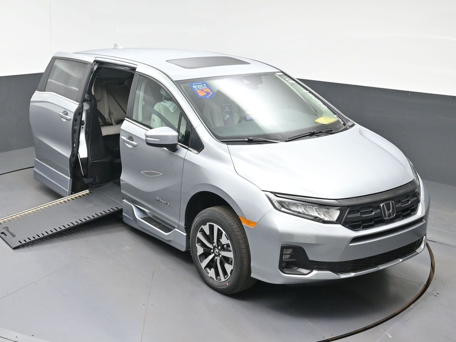 Silver Honda Odyssey image number 23