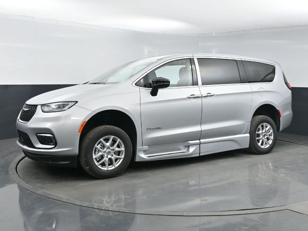 Silver Chrysler Pacifica image number 19