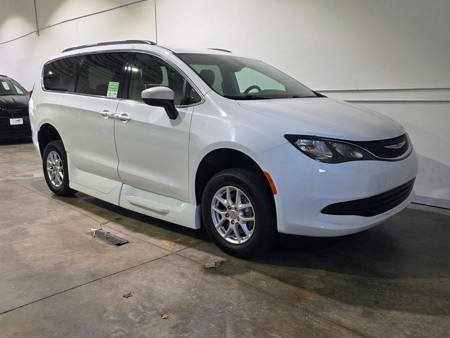 White Chrysler Voyager image number 1