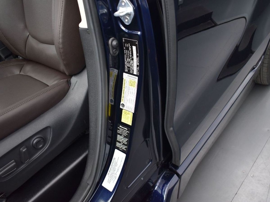 Blue Toyota Sienna image number 13