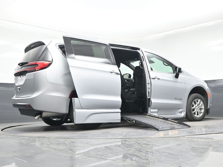Silver Chrysler Pacifica image number 22