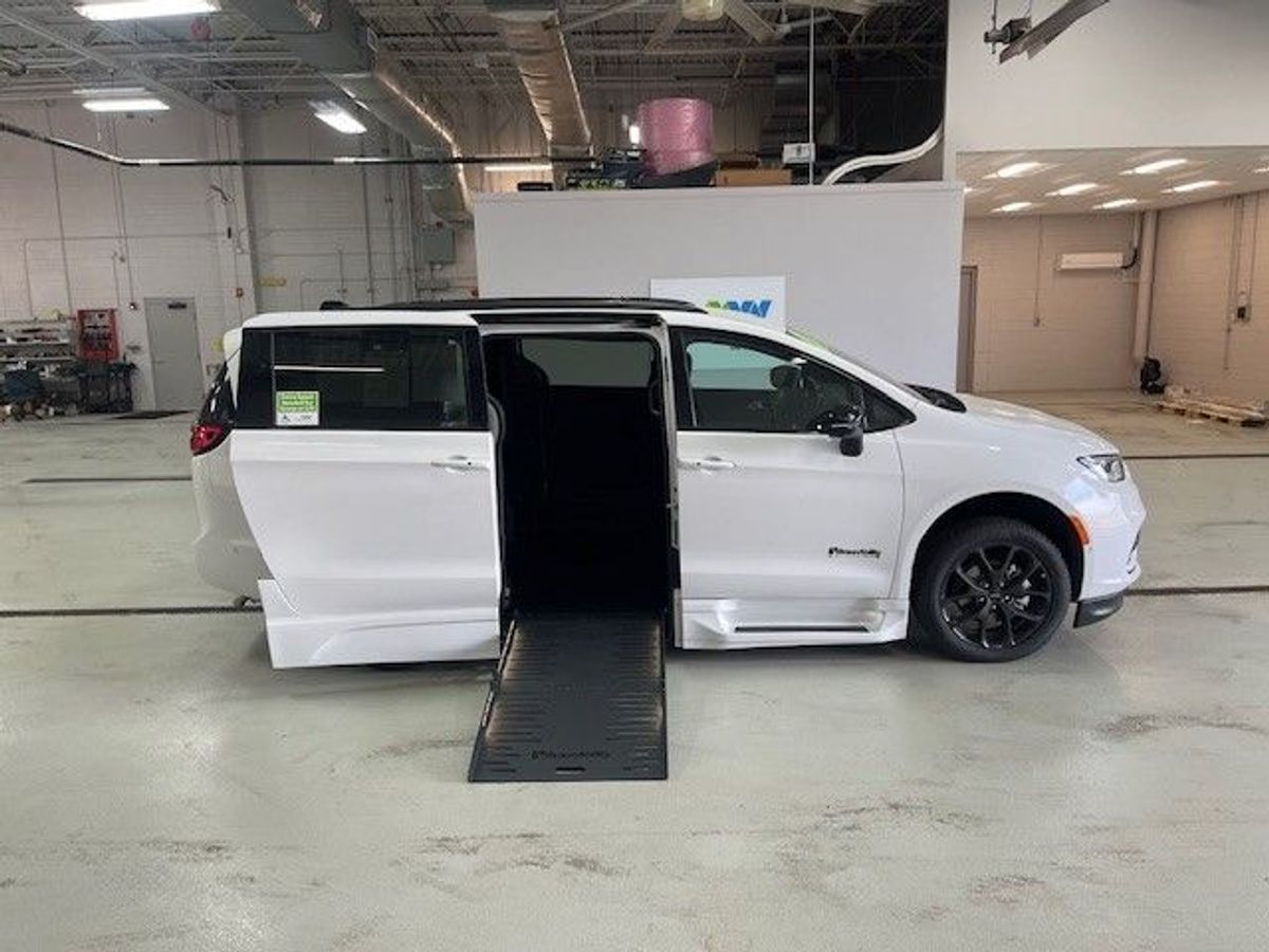2024 Chrysler Pacifica Touring L
