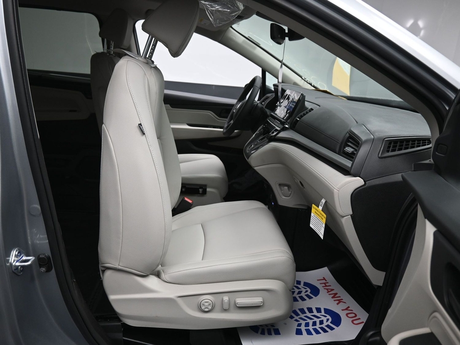 Silver Honda Odyssey image number 8