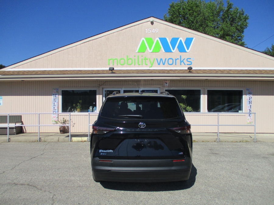 Black Toyota Sienna image number 14