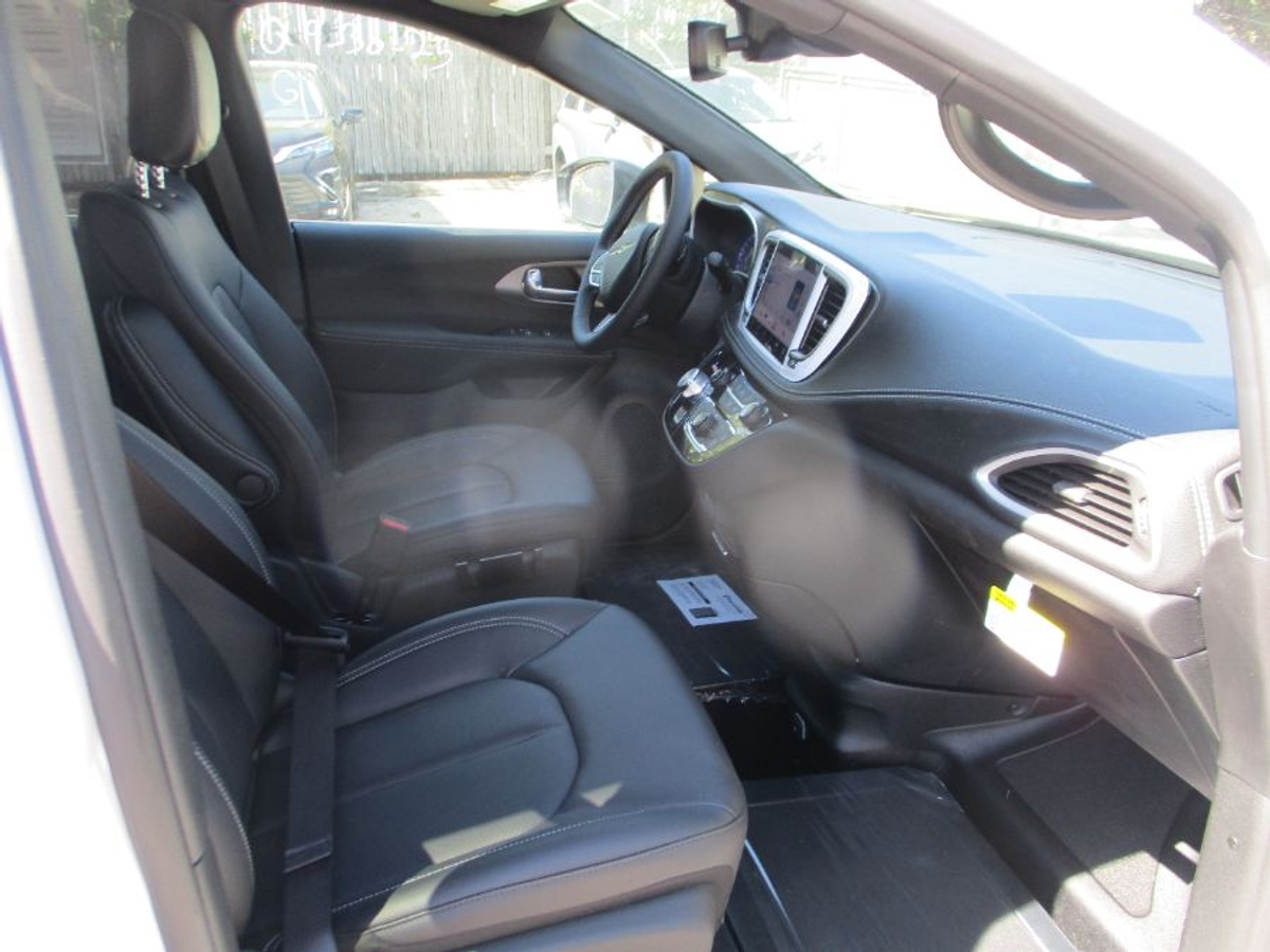 2025 CHRYSLER PACIFICA - Image 9