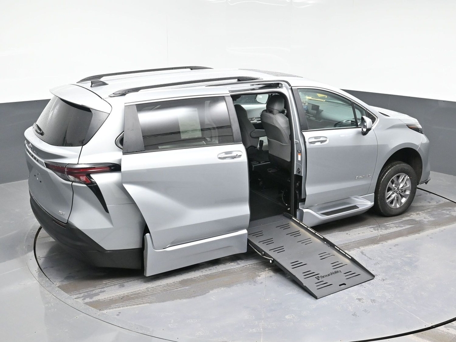 New 2025 Toyota Sienna Hybrid XLE Plus - BraunAbility Side Entry Entry Fold Out Automatic Ramp