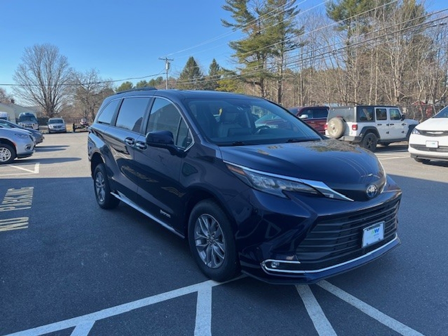 Blue Toyota Sienna image number 4