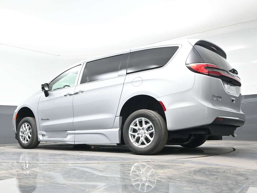 Silver Chrysler Pacifica image number 17