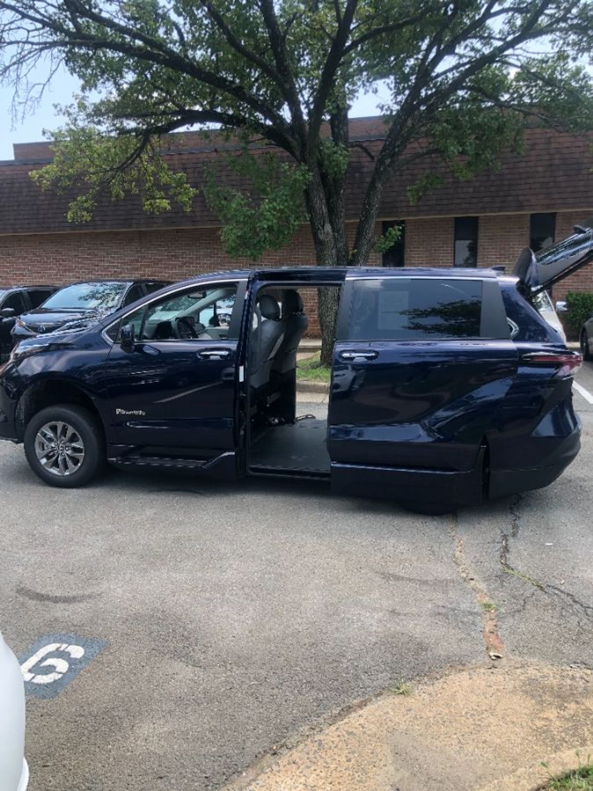 Blue Toyota Sienna image number 14