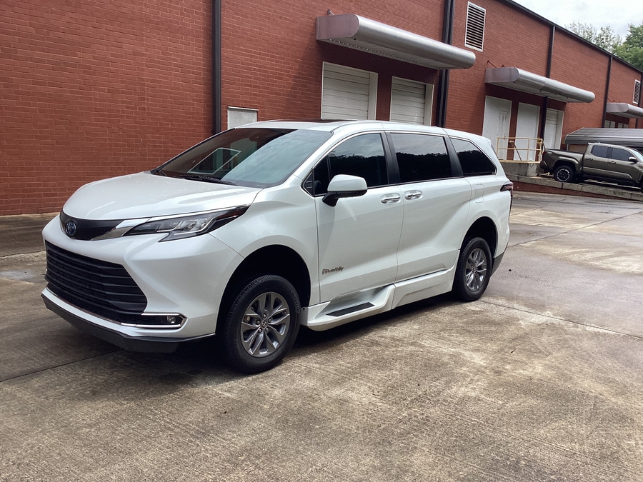 White Toyota Sienna image number 1