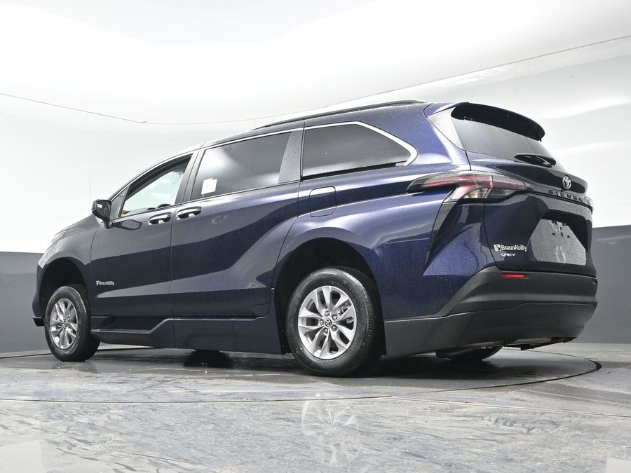 New 2026 Toyota Sienna Hybrid XLE Add - BraunAbility Side Entry Entry In Floor Automatic Ramp