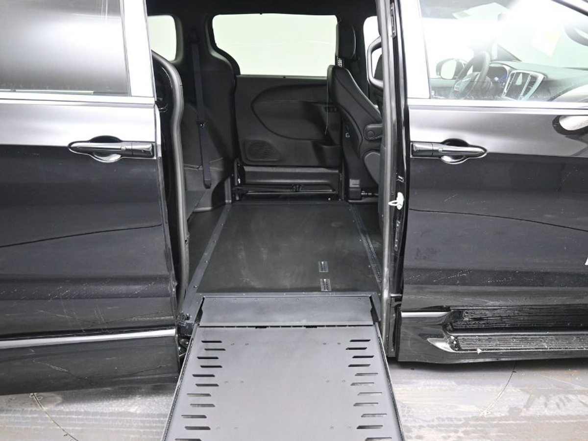 Black Chrysler Pacifica image number 11