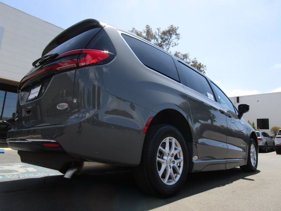 New 2025 Chrysler Pacifica Select Safety - BraunAbility Side Entry Entry Fold Out Automatic Ramp