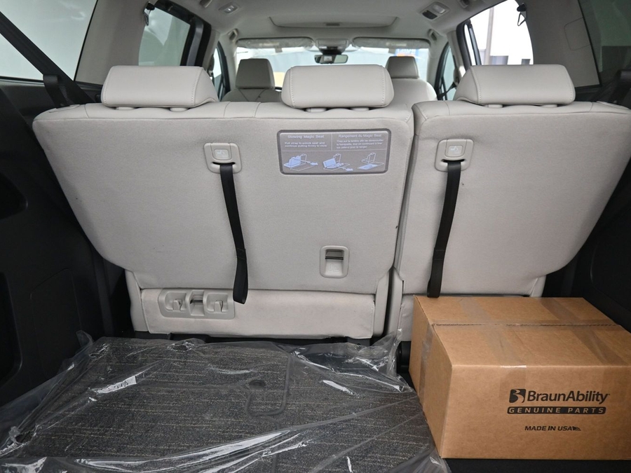 Silver Honda Odyssey image number 17