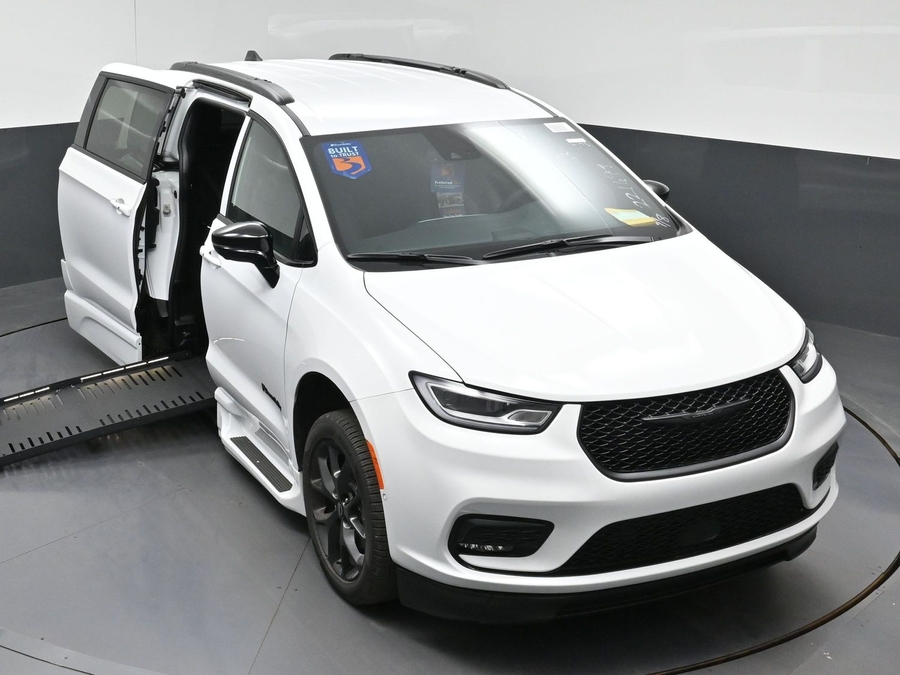 New 2026 Chrysler Pacifica Select Sport - BraunAbility Side Entry Fold Out Automatic Ramp