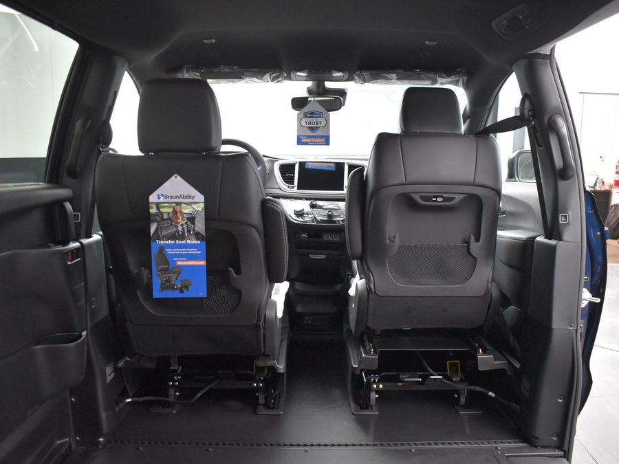 New 2025 Chrysler Pacifica Select Safety - BraunAbility Side Entry Entry In Floor Automatic Ramp
