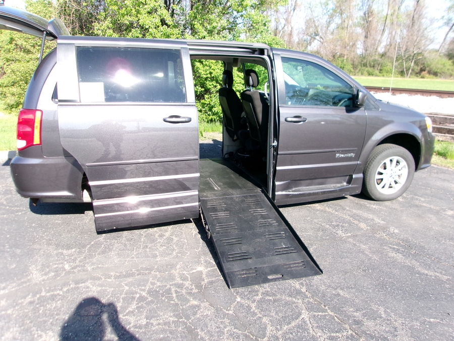 Grey Dodge Grand Caravan image number 3
