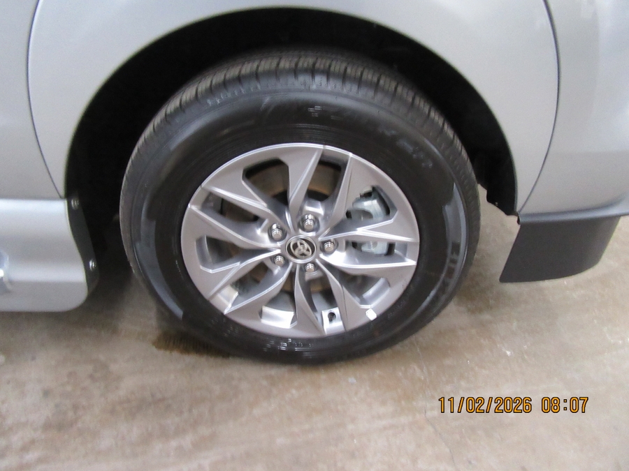 Silver Toyota Sienna image number 14
